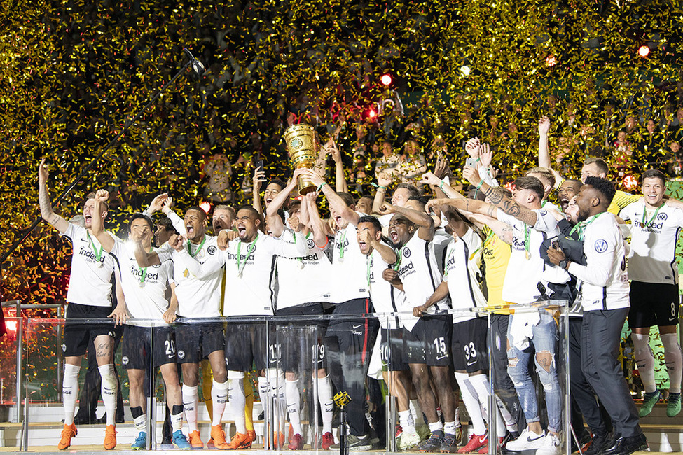 Siegesfeier der Eintracht Frankfurt, die das 75. DFB-Pokalfinale gegen Bayern München 3:1 gewonnen hat