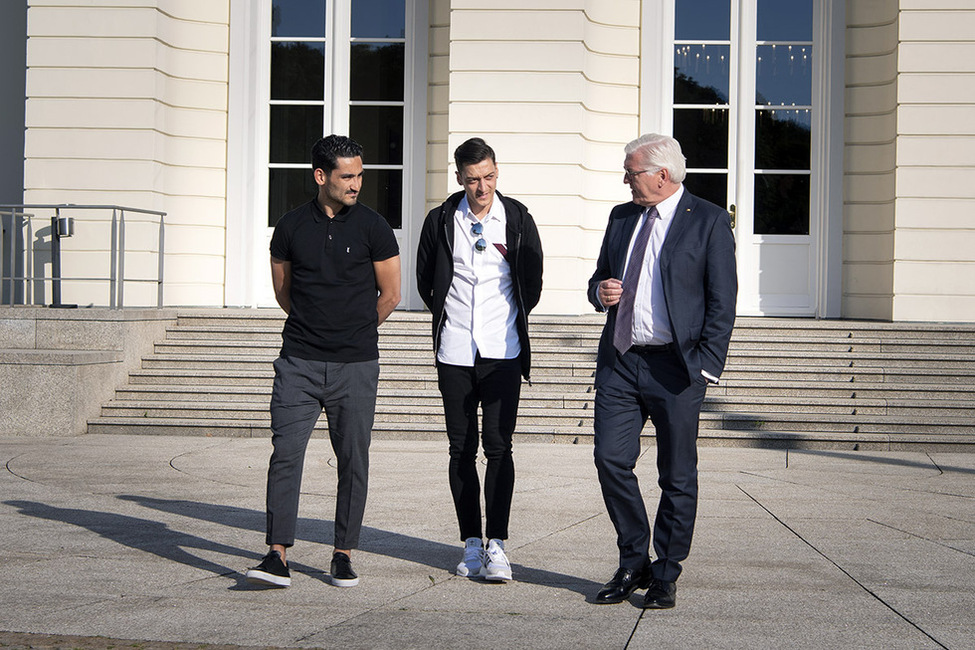 Bundespräsident Frank-Walter Steinmeier im Gespräch mit Mesut Özil und Ilkay Gündogan im Park von Schloss Bellevue