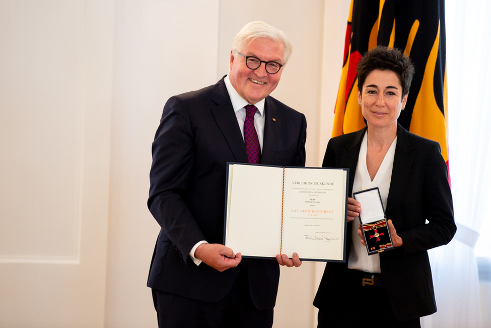 Bundespräsident Frank-Walter Steinmeier zeichnet Dunja Hayali mit dem Verdienstkreuz am Bande bei der Ordensverleihung zum Verfassungstag in Schloss Bellevue aus