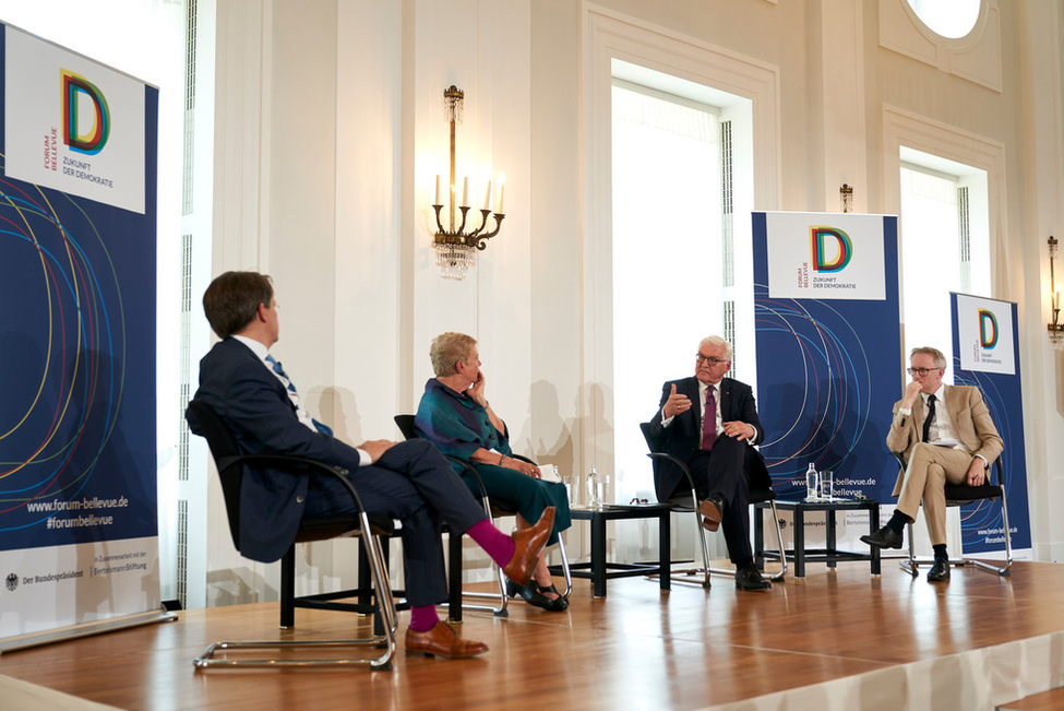 Bundespräsident Frank-Walter Steinmeier bei der Podiumsdiskussion 'Gesellschaft ohne Politik? Liberale Demokratien in der Bewährungsprobe' mit Christoph Möllers, Donatella della Porta und David Van Reybrouck im Großen Saal von Schloss Bellevue