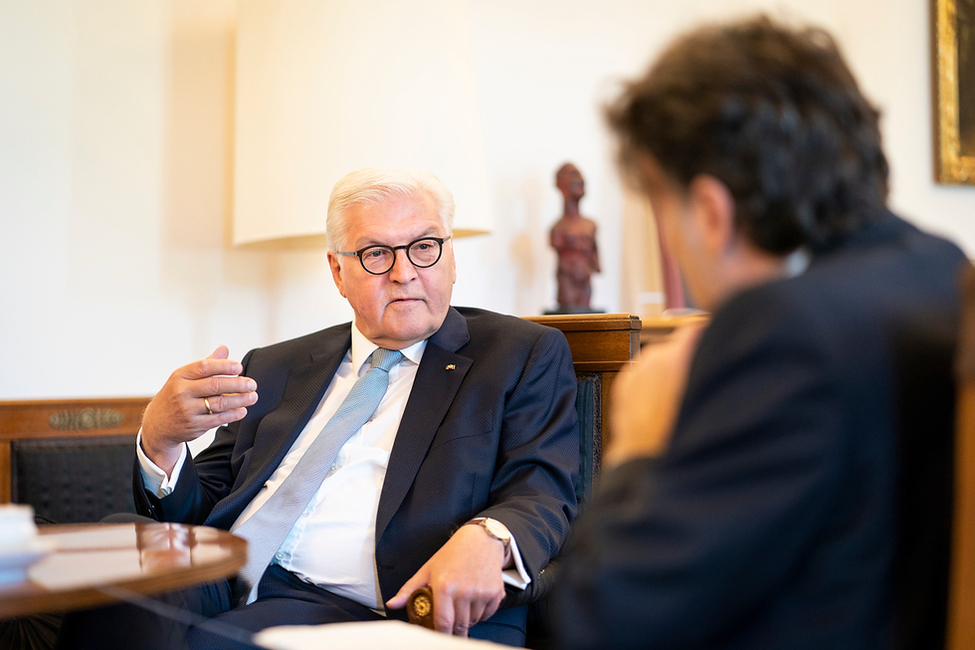 Bundespräsident Frank-Walter Steinmeier beim Interview mit der Wochenzeitung Die Zeit im Amtszimmer von Schloss Bellevue 