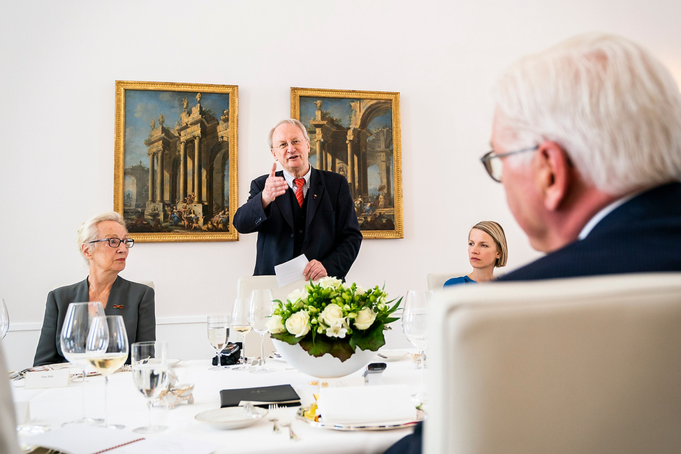 Bundespräsident Frank-Walter Steinmeier beim Mittagessen zu Ehren von Klaus Staeck im Schinkelsaal von Schloss Bellevue 