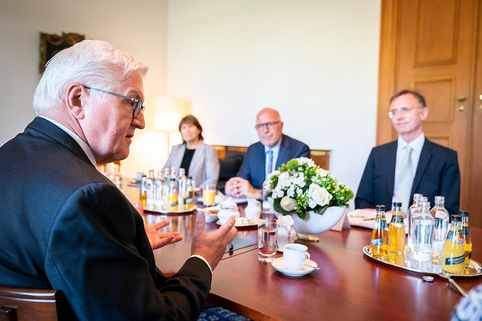 Bundespräsident Frank-Walter Steinmeier beim Gespräch mit Gerd Landsberg des Deutschen Städte- und Gemeindebundes, Volker Poß, Bürgermeister von Kandel, Volker Hatje, Bürgermeister von Elmshorn und Pia Findeiß, Oberbürgermeisterin von Zwickau 