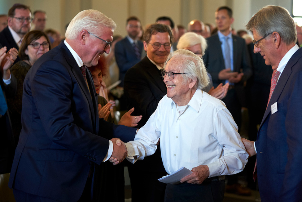 Bundespräsident Frank-Walter Steinmeier bei der Begegnung mit Yehuda Bacon, Überlebender und Künstler aus Israel, in der Französischen Friedrichstadtkirche anlässlich des Festakts 60 Jahre Aktion Sühnezeichen Friedensdienste in Berlin 