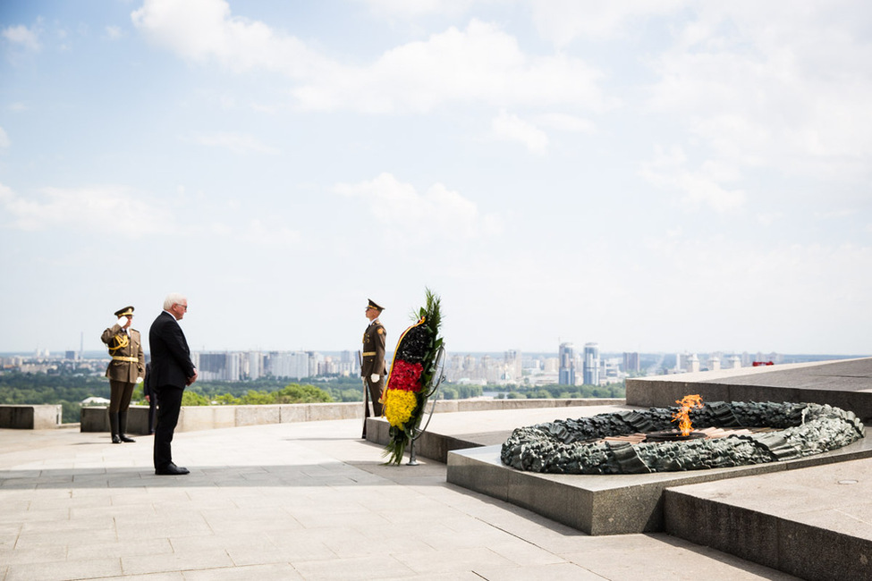 Bundespräsident Frank-Walter Steinmeier bei der Kranzniederlegung am Grab des unbekannten Soldaten an der Gedenkstätte des Ewigen Ruhms in Kiew anlässlich seines offiziellen Besuchs in der Ukraine