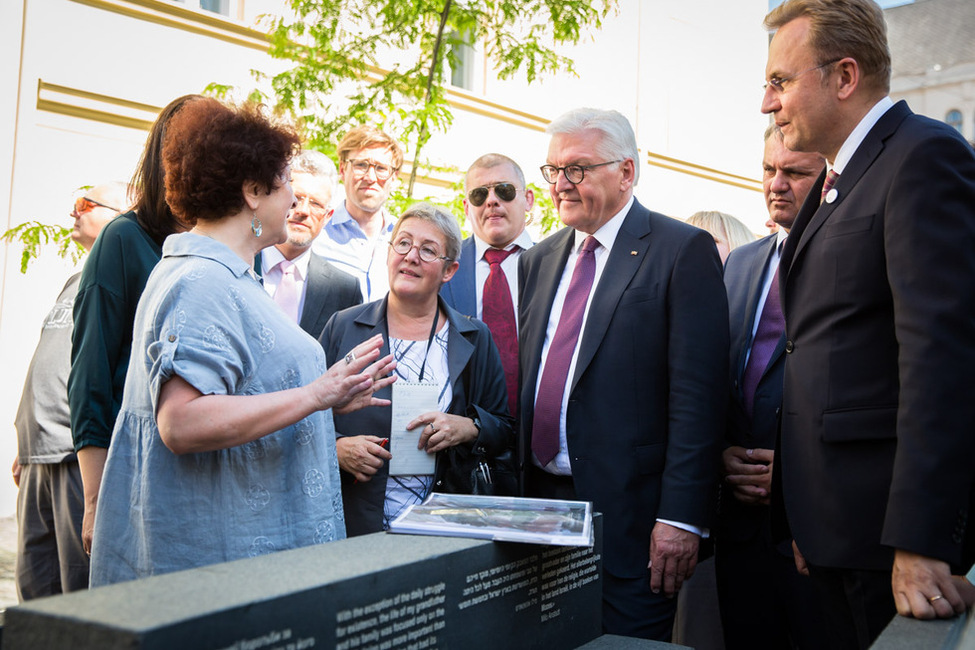 Bundespräsident Frank-Walter Steinmeier bekommt Erläuterungen an der Gedenkstätte der Goldenen-Rosen-Synagoge in Lemberg anlässlich seines offiziellen Besuchs in der Ukraine 