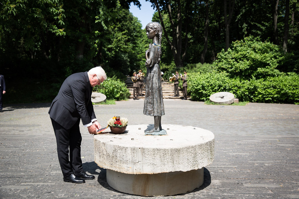 Bundespräsident Frank-Walter Steinmeier legt eine Getreideschale an der Holodomor-Gedenkstätte auf dem Sockel des Mahnmals zu Füßen des hungernden Mädchens in Kiew anlässlich seines offiziellen Besuchs in der Ukraine nieder