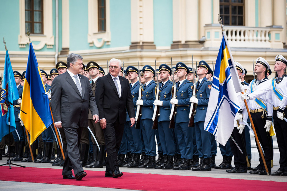 Bundespräsident Frank-Walter Steinmeier wird mit militärischen Ehren durch Staatspräsident Petro Poroschenko im Mariyinsky-Palast in Kiew anlässlich seines offiziellen Besuchs in der Ukraine begrüßt