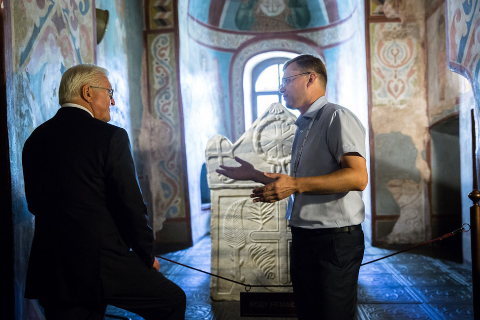 Bundespräsident Frank-Walter Steinmeier bei der Besichtigung der Sophienkathedrale in Kiew mit Erläuterungen durch Direktor Wadym Kyrylenko anlässlich seines offiziellen Besuchs in der Ukraine