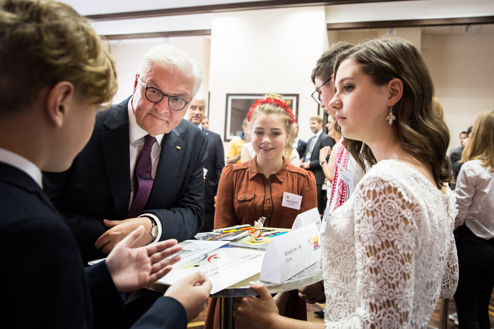 Bundespräsident Frank-Walter Steinmeier tauscht sich mit Schülerinnen und Schülern der Schule 'Nr. 239' in Kiew zum  deutsch-ukrainischen Sprachenjahrs anlässlich seines offiziellen Besuchs in der Ukraine aus