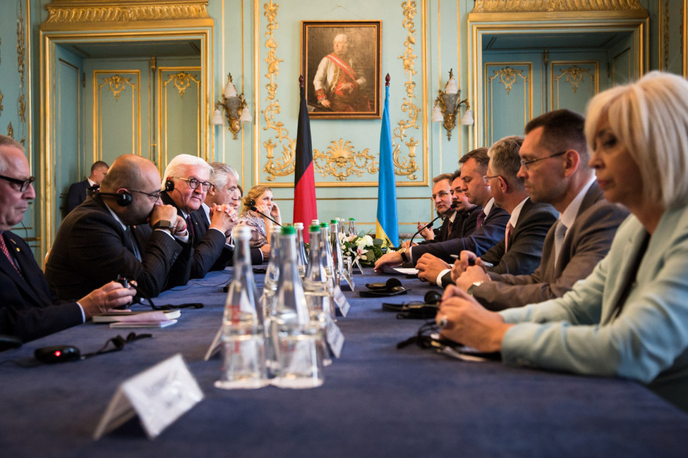 Bundespräsident Frank-Walter Steinmeier im Gespräch mit dem Gouverneur der Region Lemberg, Oleg Synituka, anlässlich seines offiziellen Besuchs in der Ukraine