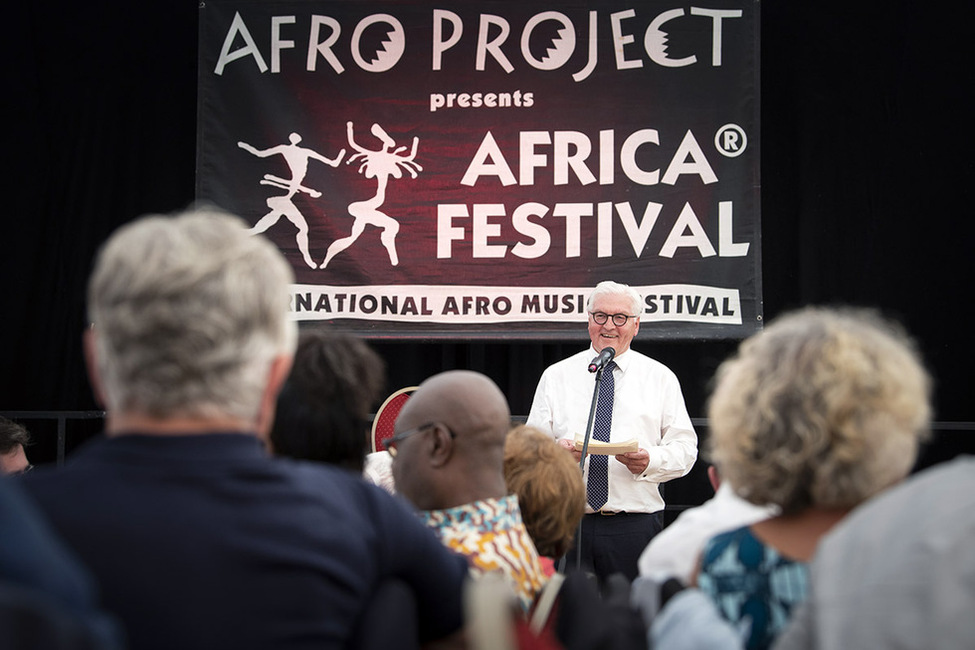 Bundespräsident Frank-Walter Steinmeier hält eine Ansprache bei der Eröffnung des 30. Internationalen Africa Festivals in Würzburg 