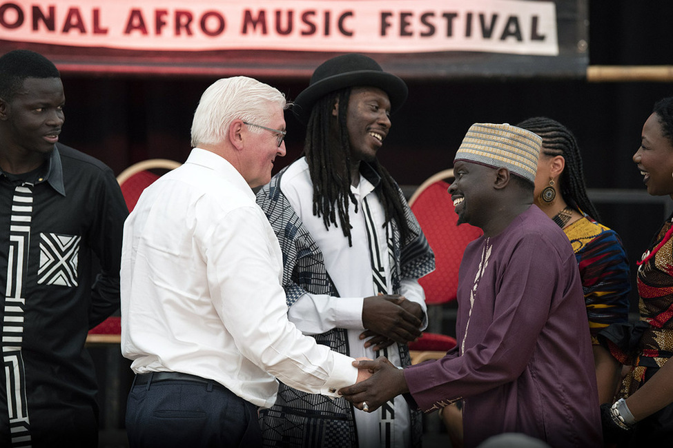 Bundespräsident Frank-Walter Steinmeier bei der Begegnung mit den Musikerinnen und Musikern auf der Bühne anlässlich der Eröffnung des 30. Internationalen Africa Festivals in Würzburg 
