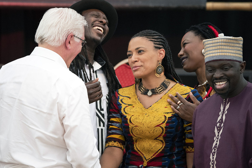 Bundespräsident Frank-Walter Steinmeier bei der Begegnung mit der Musikerin Sona Jobarteh auf der Bühne anlässlich der Eröffnung des 30. Internationalen Africa Festivals in Würzburg 