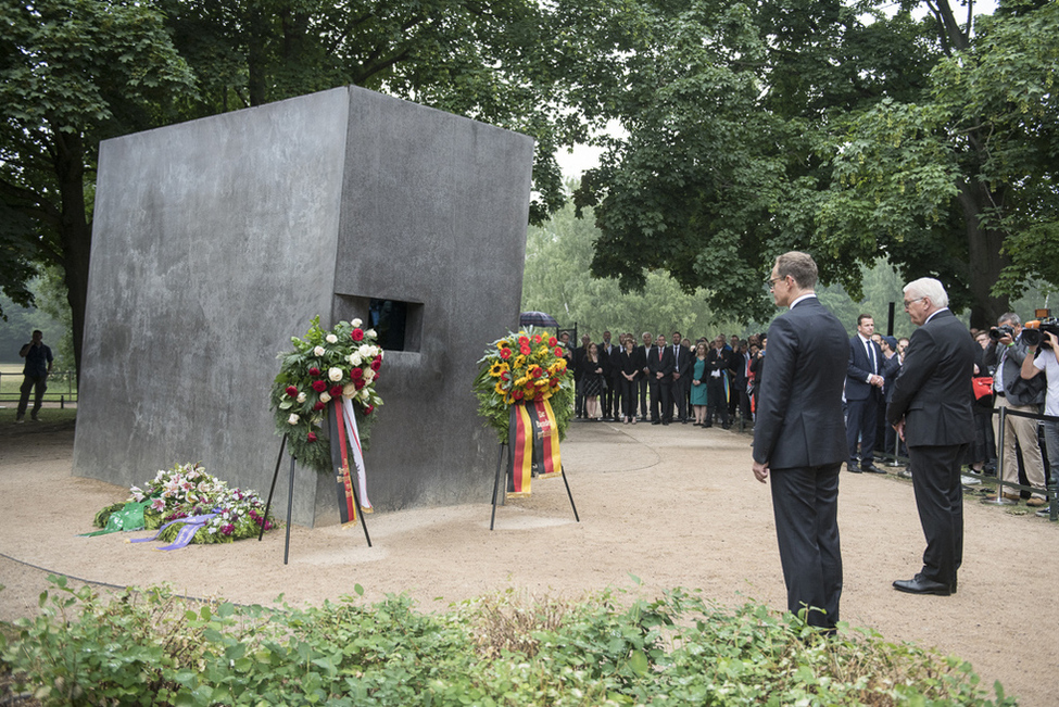 Bundespräsident Frank-Walter Steinmeier gedenkt der Opfer gemeinsam mit Berlins Regierendem Bürgermeister, Michael Müller, beim Festakt "Zehn Jahre Denkmal für die im Nationalsozialismus verfolgten Homosexuellen" in Berlin 