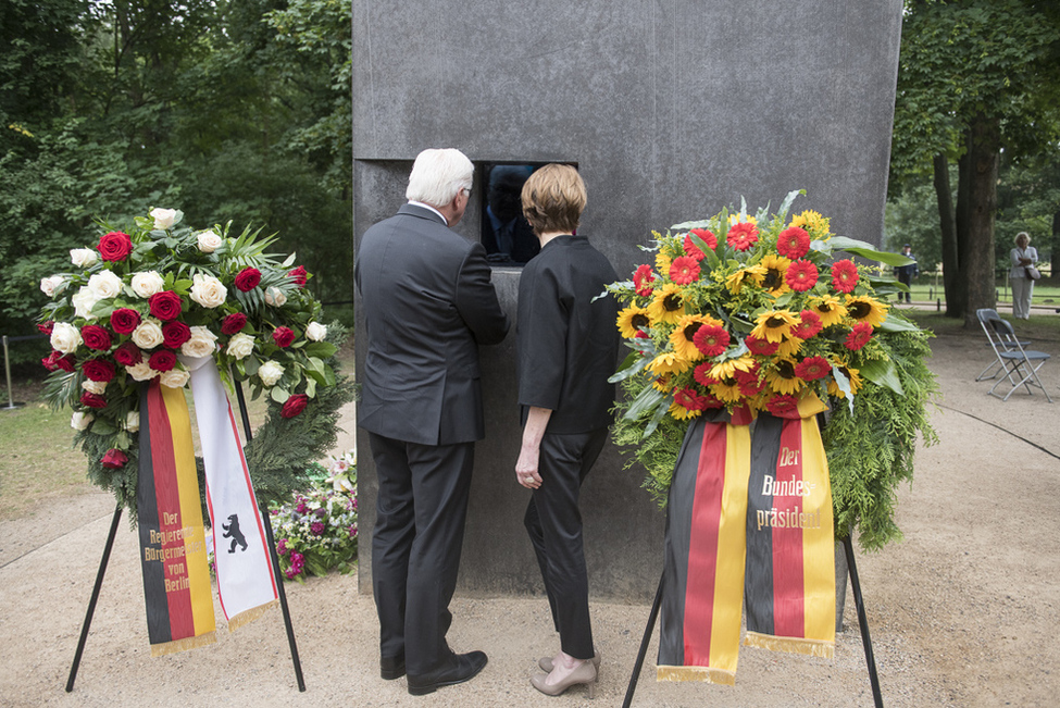 Bundespräsident Frank-Walter Steinmeier und Elke Büdenbender gedenken der Opfer beim Festakt "Zehn Jahre Denkmal für die im Nationalsozialismus verfolgten Homosexuellen" in Berlin 