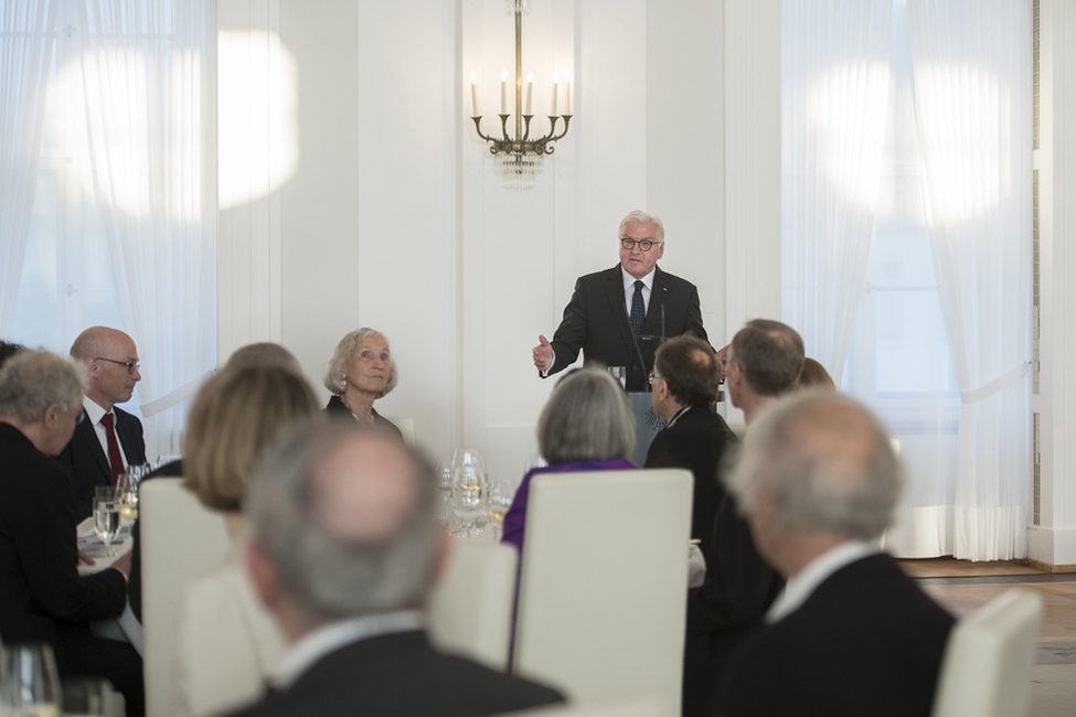 Bundespräsident Frank-Walter Steinmeier hält eine Rede am Abendessen anlässlich der Jahrestagung des Ordens Pour le mérite für Wissenschaften und Künste im Großen Saal von Schloss Bellevue 