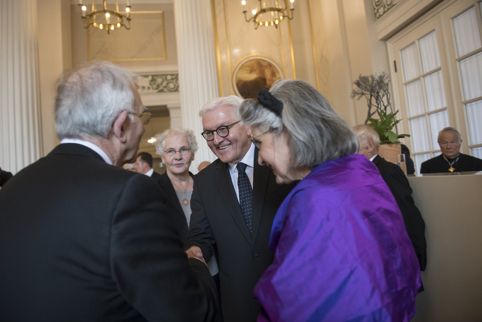 Bundespräsident Frank-Walter Steinmeier beim Gang in den Beethoven-Saal des Konzerthauses am Gendarmenmarkt in Berlin in Begleitung von Christiane Nüsslein-Volhard anlässlich der öffentlichen Sitzung des Ordens Pour le mérite für Wissenschaften und Künste