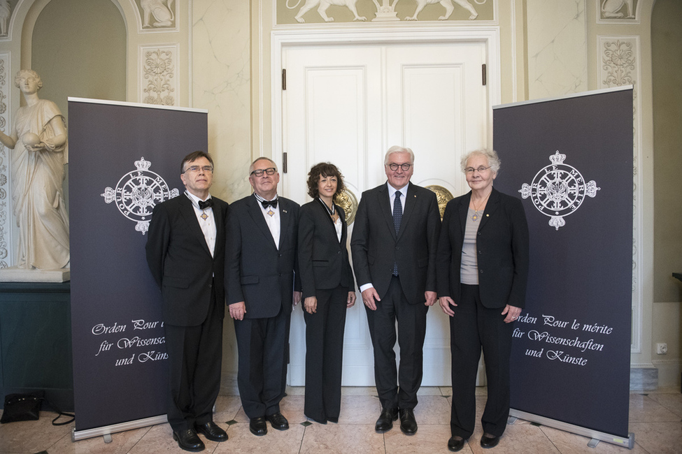 Bundespräsident Frank-Walter Steinmeier beglückwünscht den neu gewählten Ordensmitgliedern im Konzerthaus am Gendarmenmarkt anlässlich der öffentlichen Sitzung des Ordens Pour le mérite für Wissenschaften und Künste