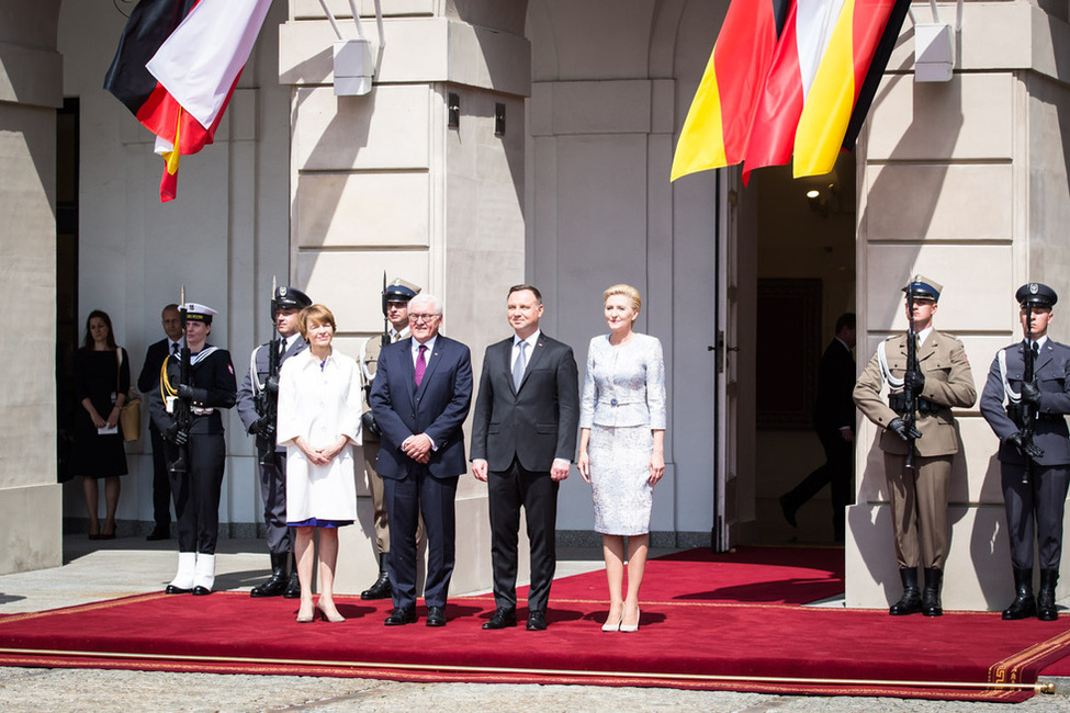 Bundespräsident Frank-Walter Steinmeier und Elke Büdenbender werden vom Präsidenten der Republik Polen, Andrzej Duda, und Frau Kornhauser-Duda anlässlich der Reise nach Polen begrüßt