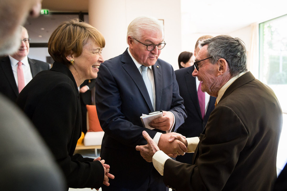 Bundespräsident Frank-Walter Steinmeier und Elke Büdenbender im Gespräch mit dem Holocaust-Überlebenden Marian Turski während eines Treffens mit Vertretern der Zivilgesellschaft in Warschau