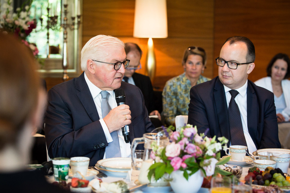 Bundespräsident Frank-Walter Steinmeier im Gespräch mit dem Verfassungsrechtler und Menschenrechtsaktivisten Adam Bodnar während eines Treffens mit Vertretern der Zivilgesellschaft in Warschau