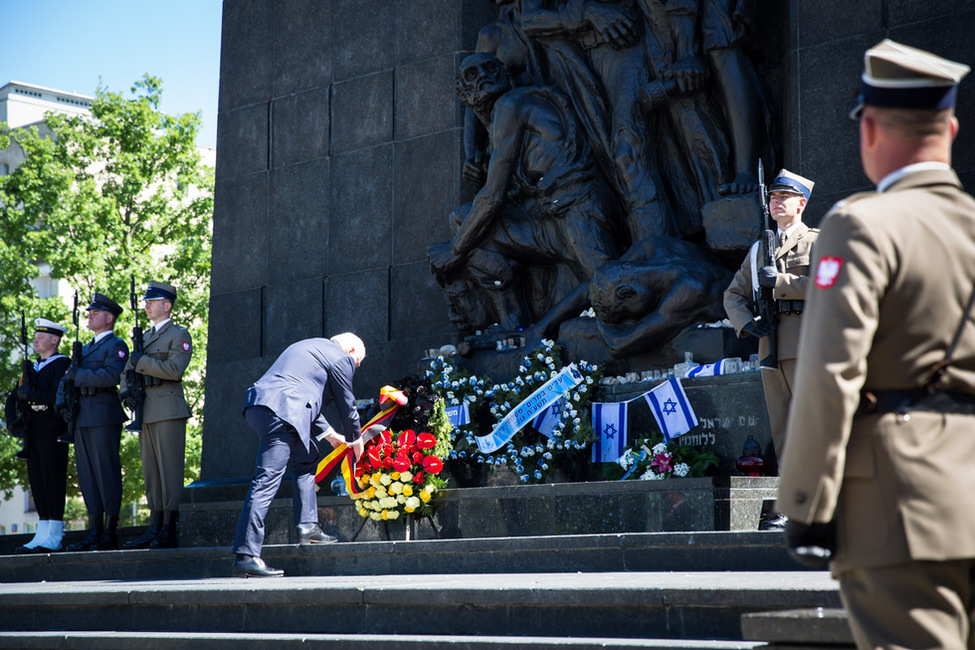 Bundespräsident Frank-Walter Steinmeier bei einer Krankniederlegung am Denkmal der Helden des Warschauer Ghettos in Warschau