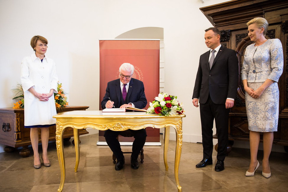 Bundespräsident Frank-Walter Steinmeier trägt sich in das Erinnerungsbuch anlässlich des 100. Jahrestages der Widererlangung der Unabhängigkeit Polens im Amtssitz des Präsidenten der Republik Polen, Andrzej Duda, ein