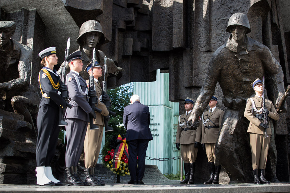 Bundespräsident Frank-Walter Steinmeier legt am Denkmal des Warschauer Aufstands einen Kranz nieder