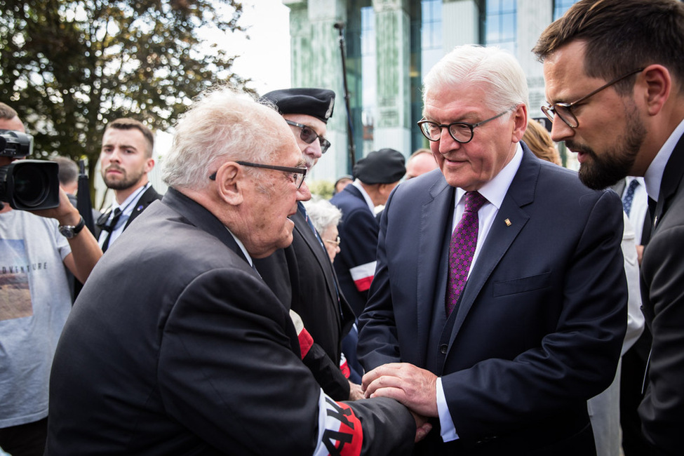 Bundespräsident Frank-Walter Steinmeier trifft am Denkmal des Warschauer Aufstands mit Vertretern der Aufständischen zusammen