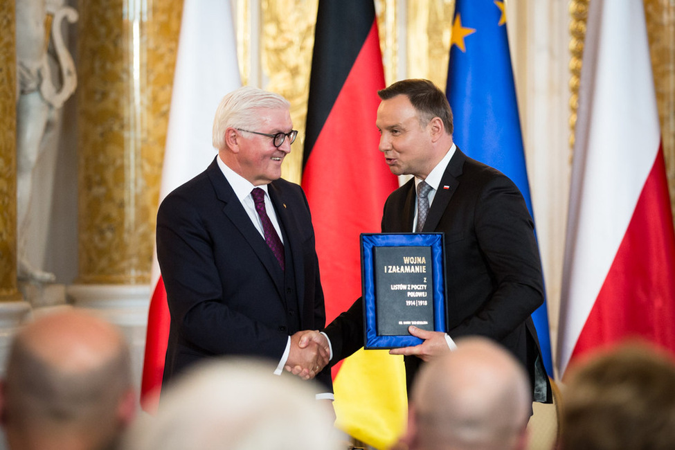 Bundespräsident Frank-Walter Steinmeier erhält bei der Konferenz "Polen und Deutschland in Europa" ein Gastgeschenk vom Präsidenten der Republik Polen, Andrzej Duda