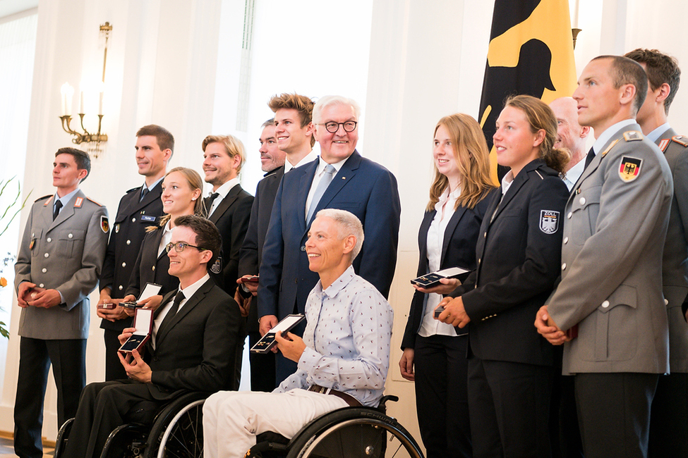 Bundespräsident Frank-Walter Steinmeier bei der Übergabe des Silbernen Lorbeerblatts an die Medaillengewinnerinnen und -gewinner aus den Gruppen Ski Nordisch und Biathlon der Olympischen und Paralympischen Winterspiele in Pyeongchang 2018