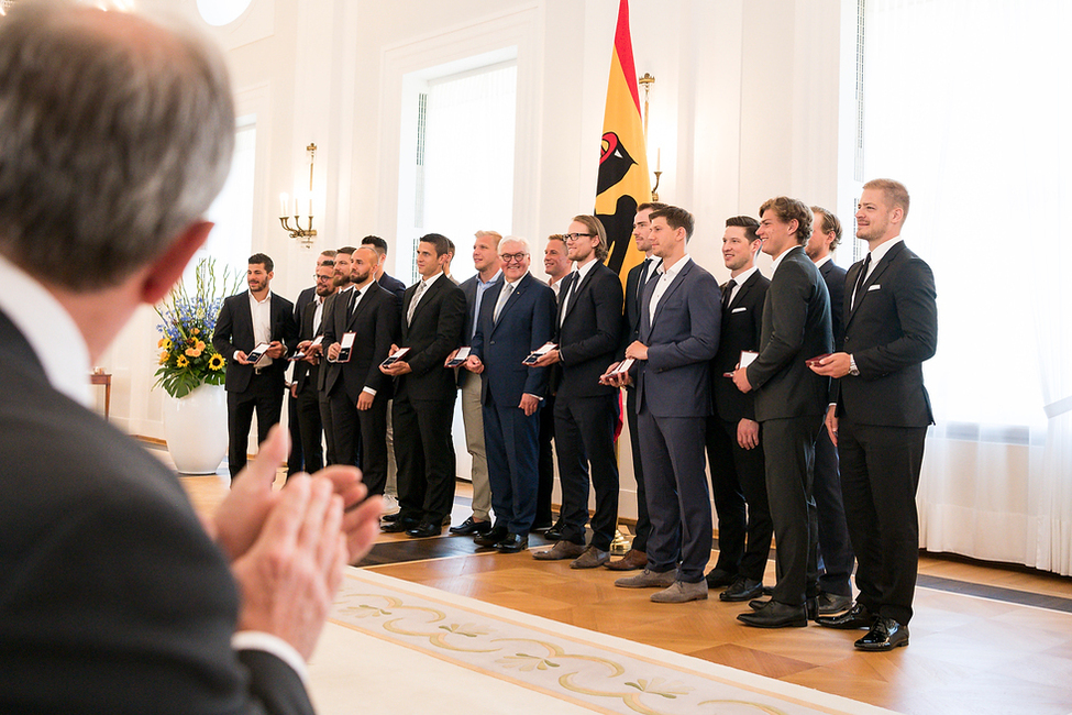 Bundespräsident Frank-Walter Steinmeier bei der Übergabe des Silbernen Lorbeerblatts an die deutsche Eishokey-Nationalmannschaft, die bei den Olympischen Winterspielen in Pyeongchang 2018 die Silbermedaille gewonnen hat