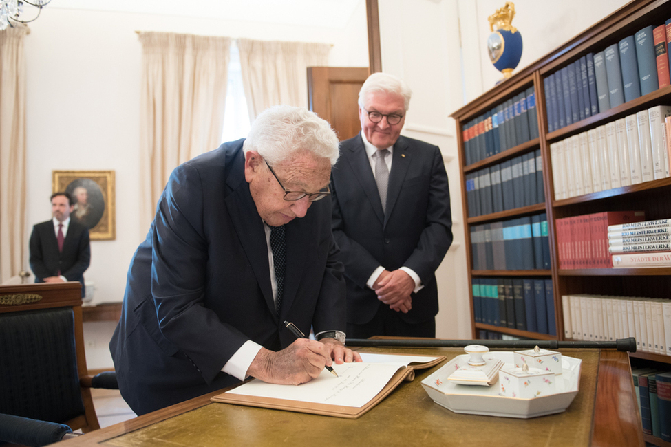 Bundespräsident Frank-Walter Steinmeier empfängt Henry A. Kissinger zum Abendessen anlässlich dessen 95. Geburtstages im Amtszimmer von Schloss Bellevue 