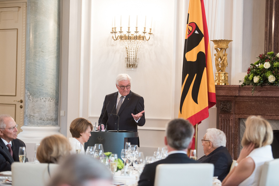 Bundespräsident Frank-Walter Steinmeier hält eine Rede beim Abendessen zu Ehren von Henry A. Kissinger anlässlich dessen 95. Geburtstages im Langhanssaal von Schloss Bellevue 