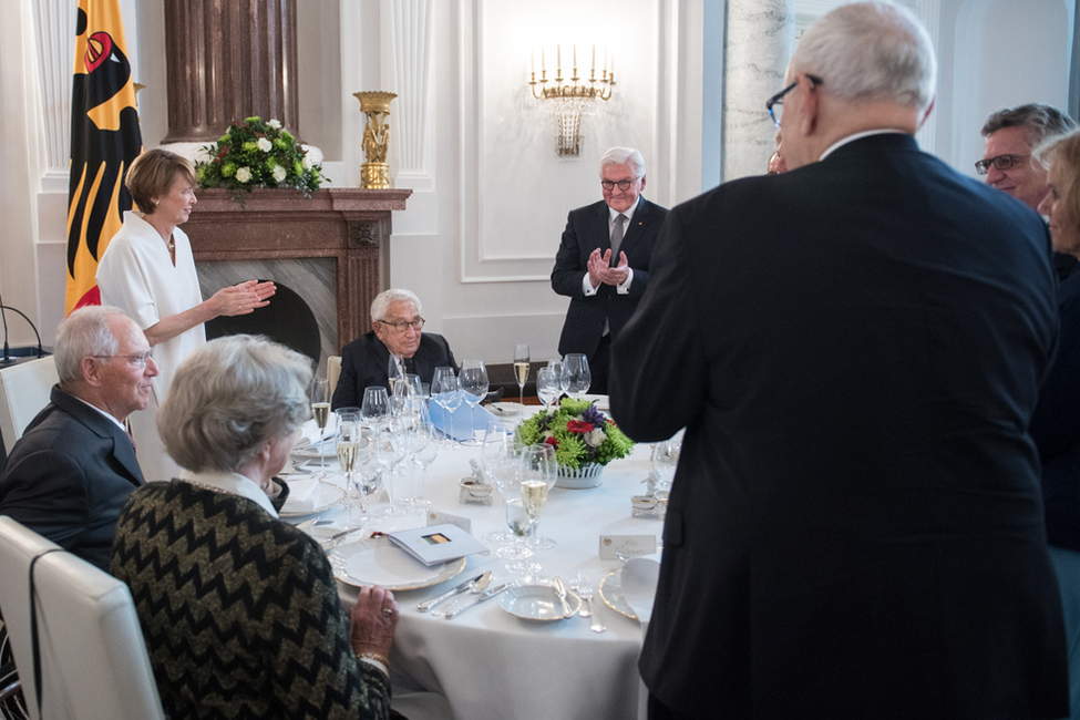 Bundespräsident Frank-Walter Steinmeier würdigt Henry A. Kissinger bei einem Abendessen anlässlich dessen 95. Geburtstages im Langhanssaal von Schloss Bellevue 