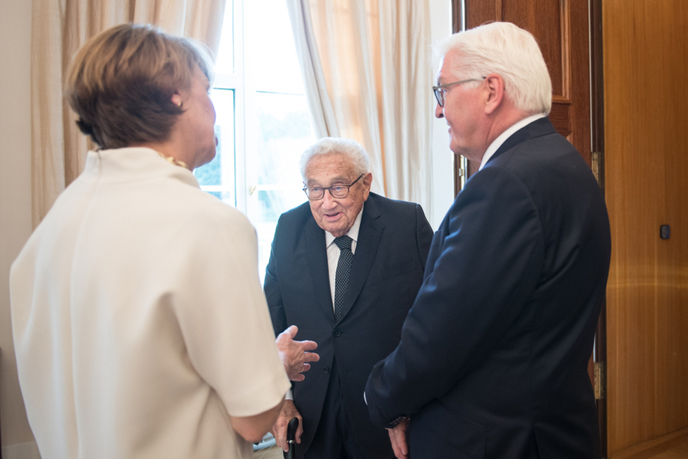 Bundespräsident Frank-Walter Steinmeier und Elke Büdenbender im Gespräch mit Henry A. Kissinger anlässlich eines Abendessen zu dessen 95. Geburtstages in Schloss Bellevue 