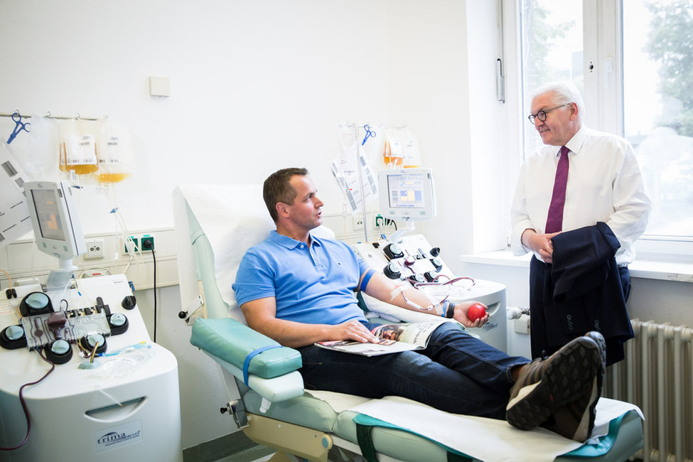 Bundespräsident Frank-Walter Steinmeier beim Austausch mit einem Spender im Zentrum für Transfusionsmedizin der Charité am Weltblutspendetag in Berlin 