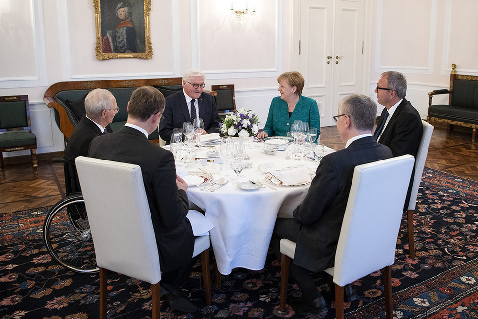 Bundespräsident Frank-Walter Steinmeier beim Abendessen mit den Vertretern der Verfassungsorgane im Salon Ferdinand von Schloss Bellevue 