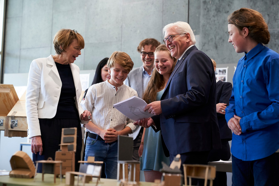 Bundespräsident Frank-Walter Steinmeier und Elke Büdenbender bewundern das Projekt 'Die Werkbank der Zukunft' des Ideenwettbewerbs 'Unsere Schule!' im Rahmen des Projekts Schools of Tomorrow im Haus der Kulturen der Welt in Berlin 