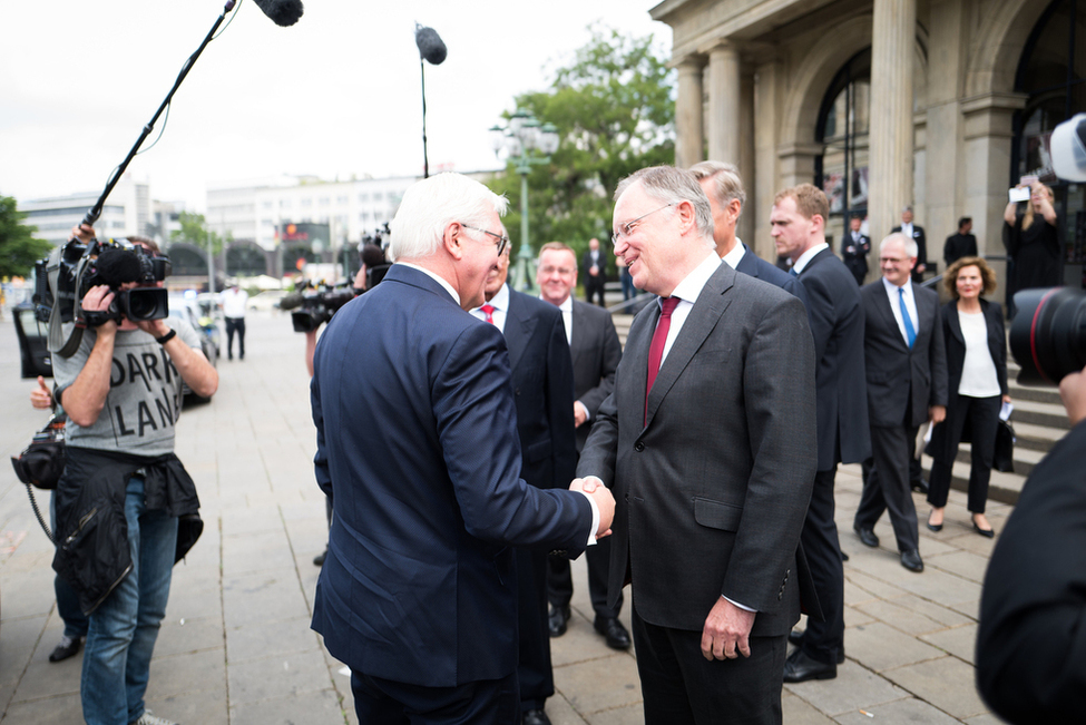 Bundespräsident Frank-Walter Steinmeier wird durch Ministerpräsident Stephan Weil anlässlich des Festakts zu 125 Jahren Madsack Mediengruppe vor dem Opernhaus Hannover begrüßt 