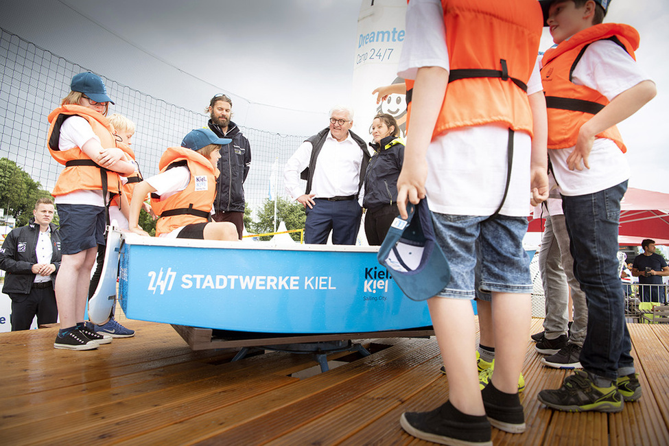 Bundespräsident Frank-Walter Steinmeier beim Besuch bei einer Übungssituation zu Segelmanövern im 'Camp 24/7', ein Segelcamp für Kinder, Jugendliche und Familien anlässlich der Eröffnung der Kieler Woche 2018