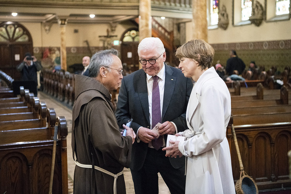 Bundespräsident Frank-Walter Steinmeier und Elke Büdenbender im Gespräch mit einem Geistlichen während der Besichtigung des Gubbio Projekts in der St. Boniface Kirche in San Francisco anlässlich der Reise in die USA 