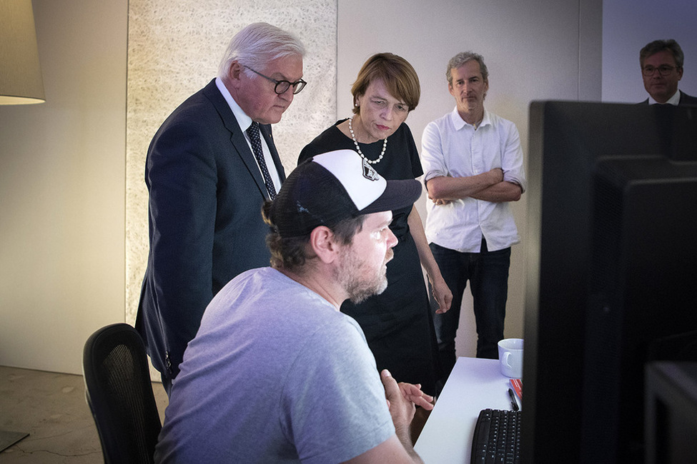 Bundespräsident Frank-Walter Steinmeier und Elke Büdenbender beim Gespräch mit Thilo Kuther, dem Eigentümer der Firma Pixomondo, zur Entwicklung in der Filmindustrie angesichts der Digitalisierung in Los Angeles anlässlich seiner Reise in die USA 