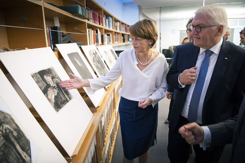 Bundespräsident Frank-Walter Steinmeier und Elke Büdenbender betrachten Werke von Käthe Kollwitz während des Rundgangs durch das Getty Forschungszentrum in Los Angeles anlässlich der Reise in die USA 