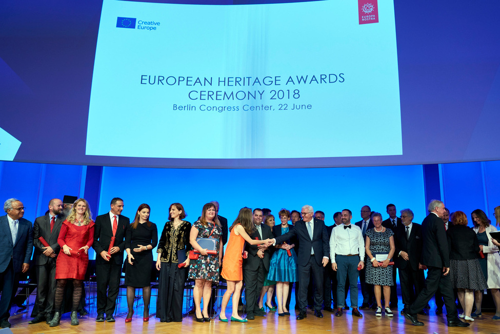 Bundespräsident Frank-Walter Steinmeier mit den Preisträgerinnen und Preisträgern des Europäischen Kulturerbepreises