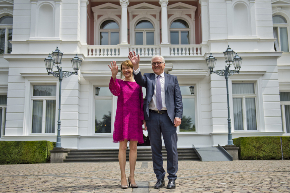 Bundespräsident Frank-Walter Steinmeier und Elke Büdenbender begrüßen ihre Gäste vor der Villa Hammerschmidt am Tag der offenen Tür in Bonn 