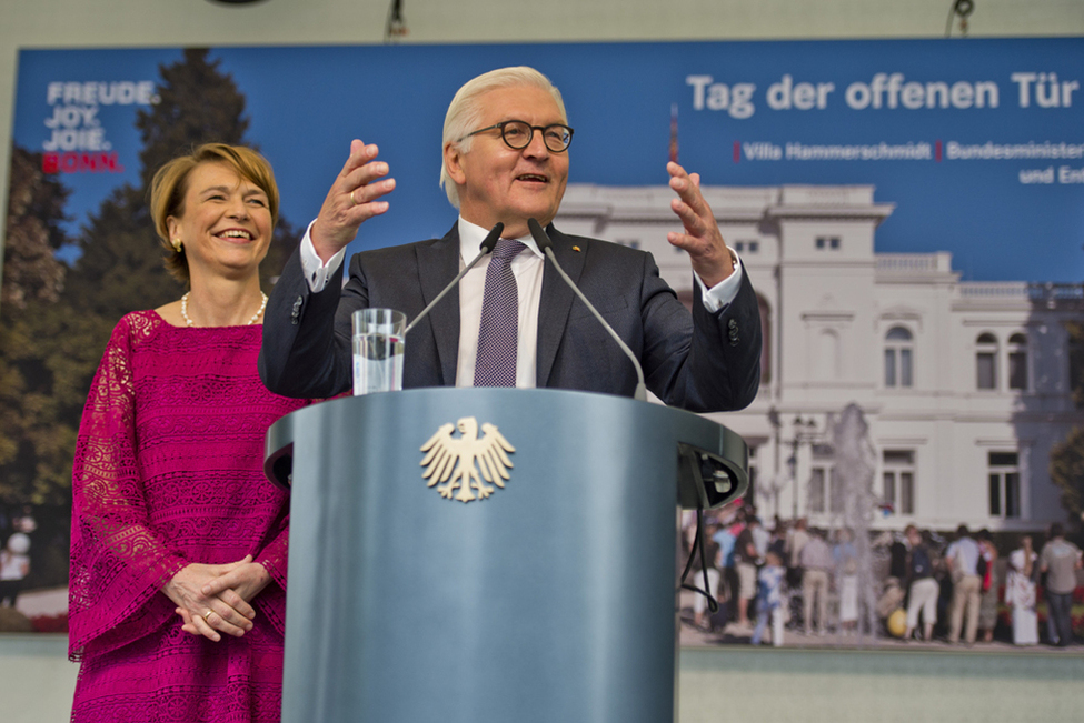 Bundespräsident Frank-Walter Steinmeier und Elke Büdenbender begrüßen Bürgerinnen und Bürgern auf der Bühne am Tag der offenen Tür in der Villa Hammerschmidt in Bonn 