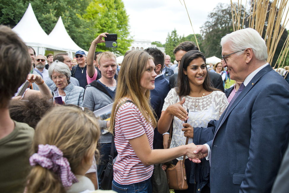 Bundespräsident Frank-Walter Steinmeier im Gespräch mit Bürgerinnen beim Tag der offenen Tür in der Villa Hammerschmidt in Bonn 