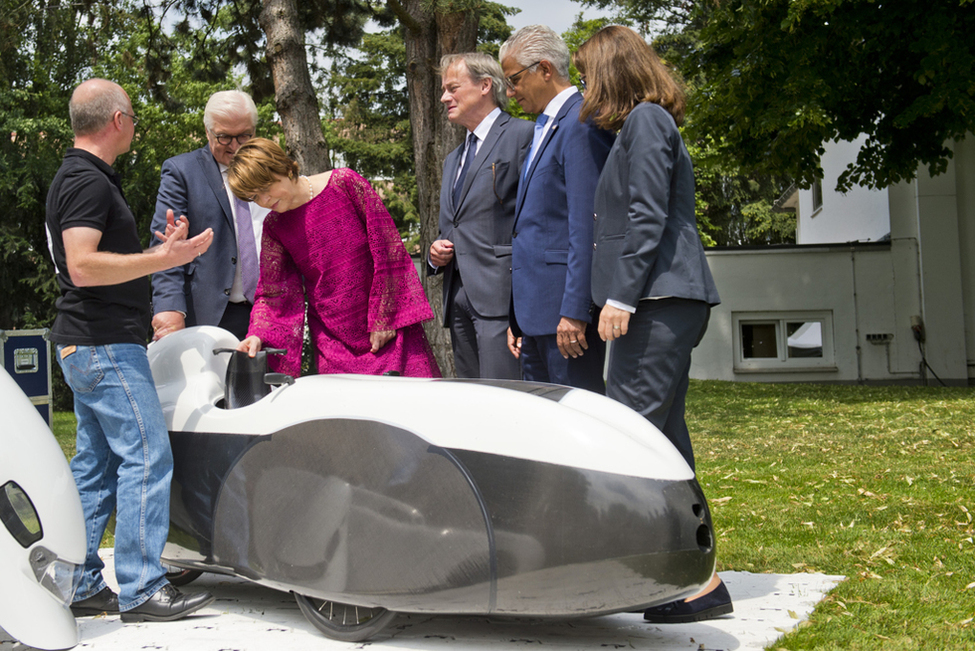 Bundespräsident Frank-Walter Steinmeier und Elke Büdenbender bei der Besichtigung eines Liegefahrrads am Stand der Hochschule Bonn-Rhein-Sieg zum Thema effiziente Mobilität am Tag der offenen Tür in der Villa Hammerschmidt in Bonn 